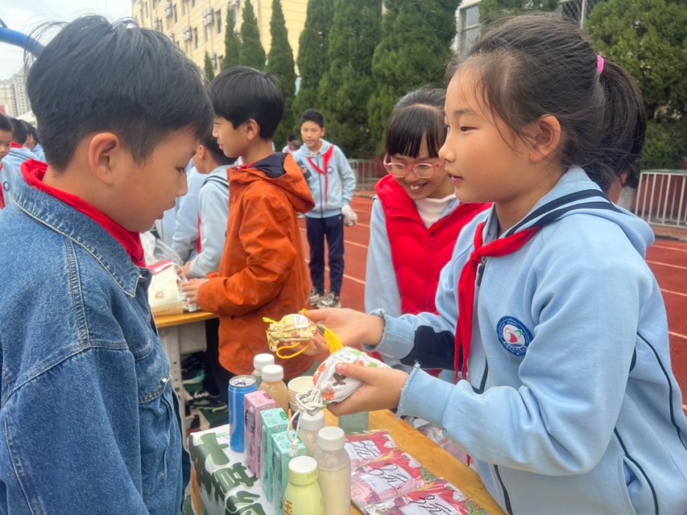 威海市北竹岛小学成功举办第二届百草展销会4.jpg